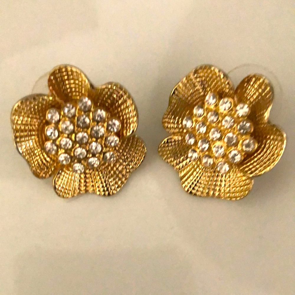 Flower stud earrings with faux diamonds